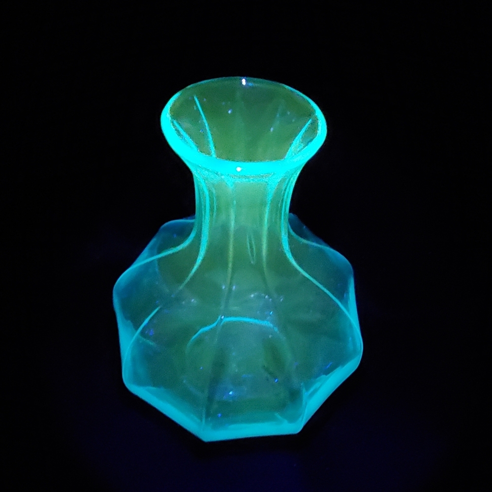Vintage Tiara 9 Sided Blue Indiana Art Glass Vase 7 7/8" H UV Reactive GLOWS - Picture 3 of 11